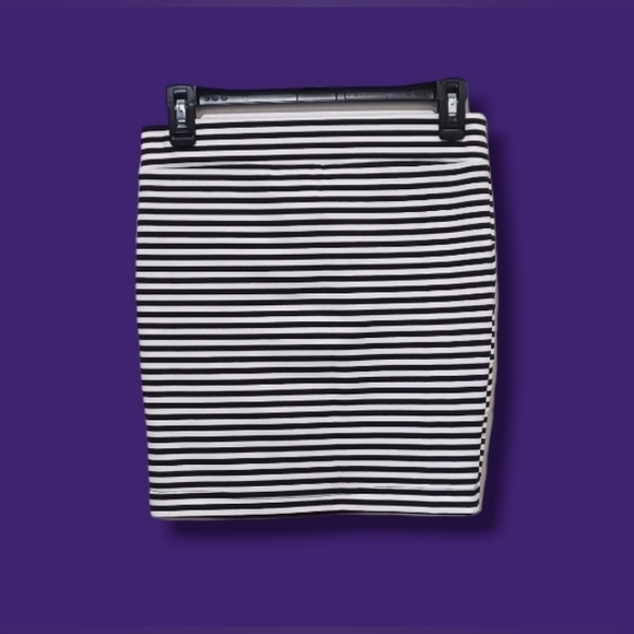 Charlotte Russe Stretchy Short Striped Juniors Size Small Black White Mini Skirt - Picture 14 of 15